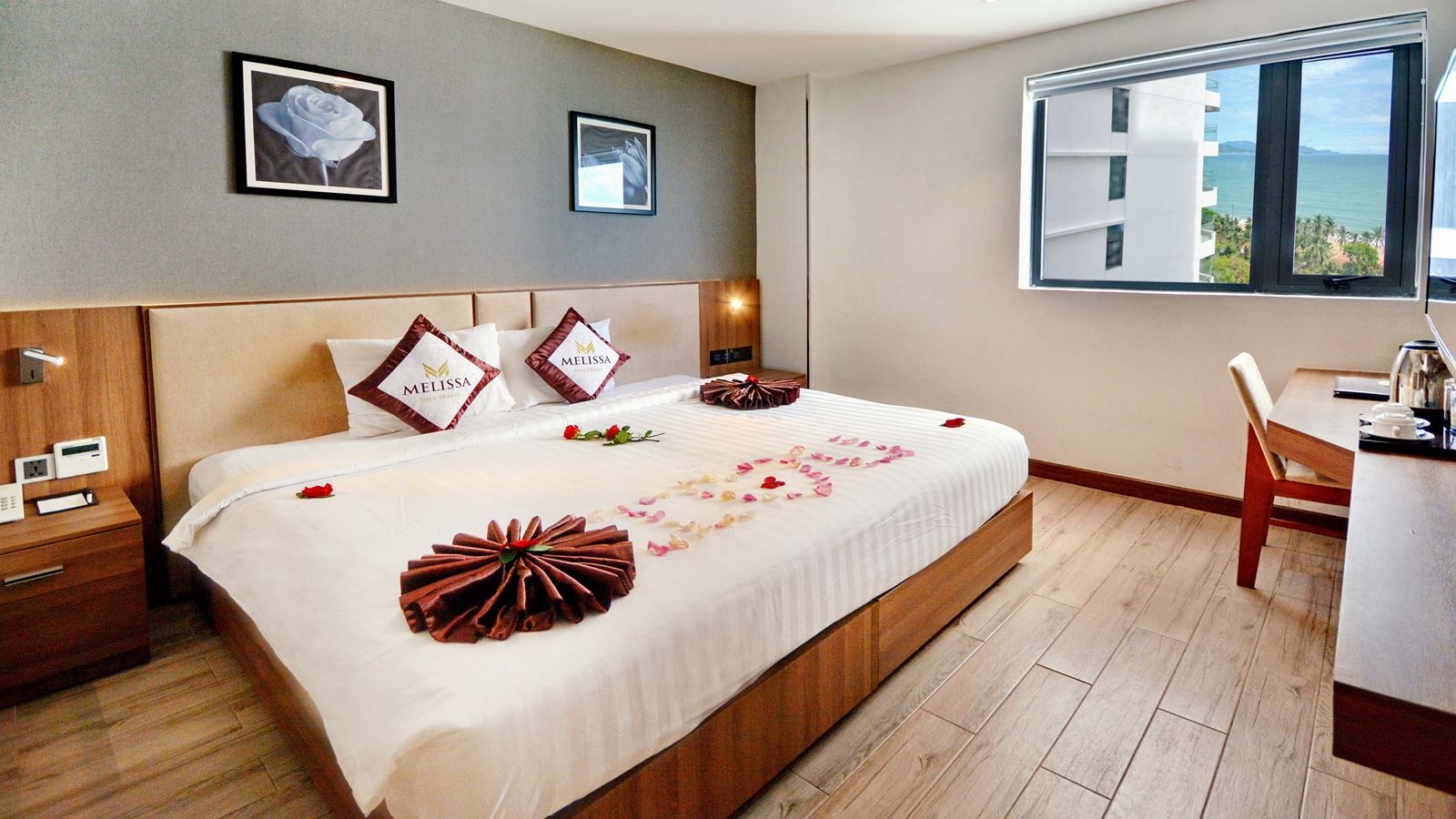 rooms-deluxe-partial-seaview-child-without-extra-bed