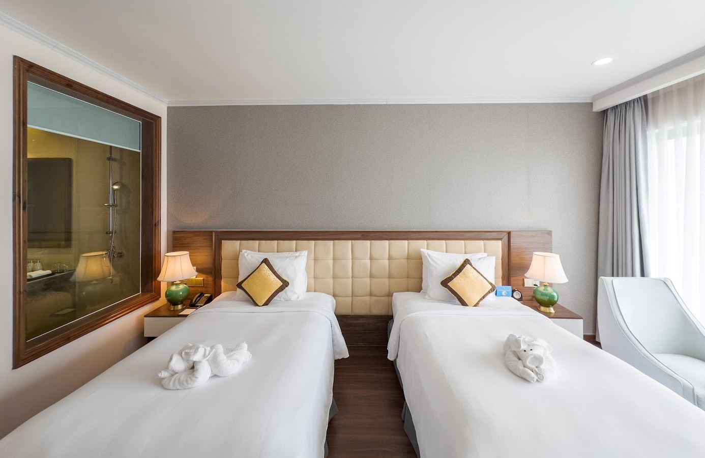 rooms-deluxe-twin-seaview-balcony