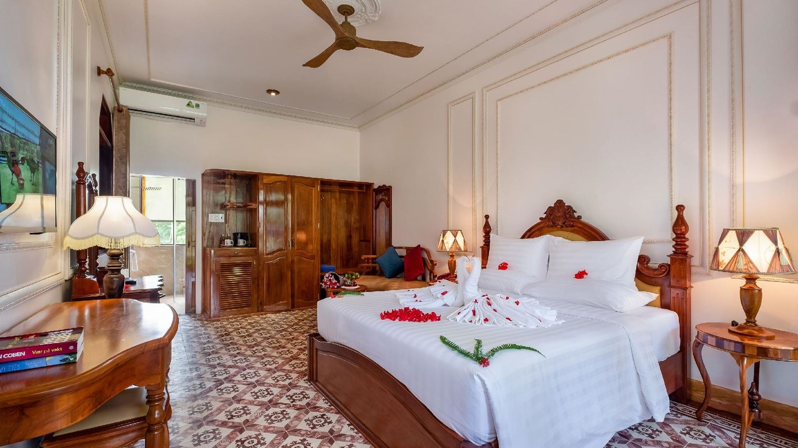 rooms-room-deluxe-partial-sea-view