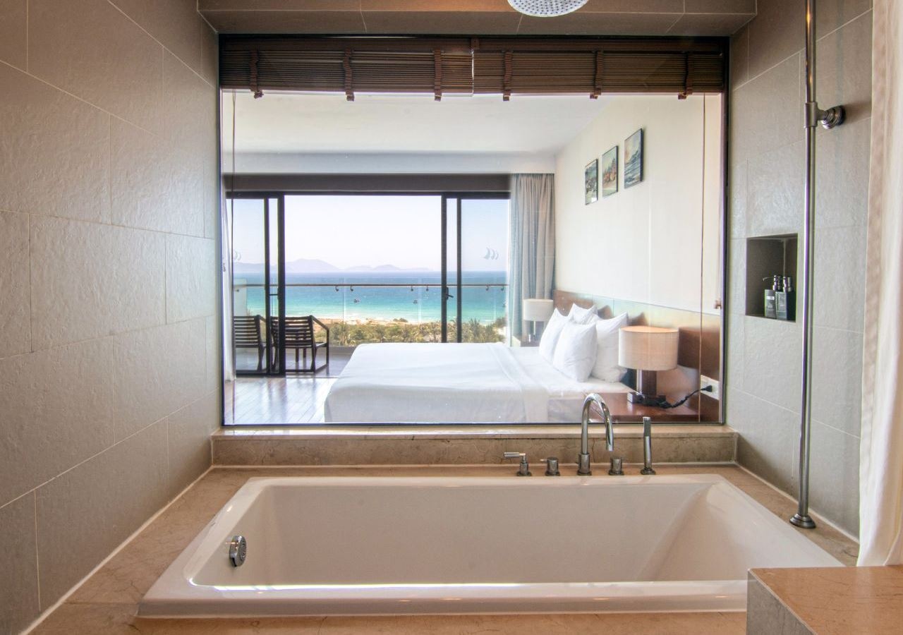 rooms-deluxe-ocean-with-bathtub
