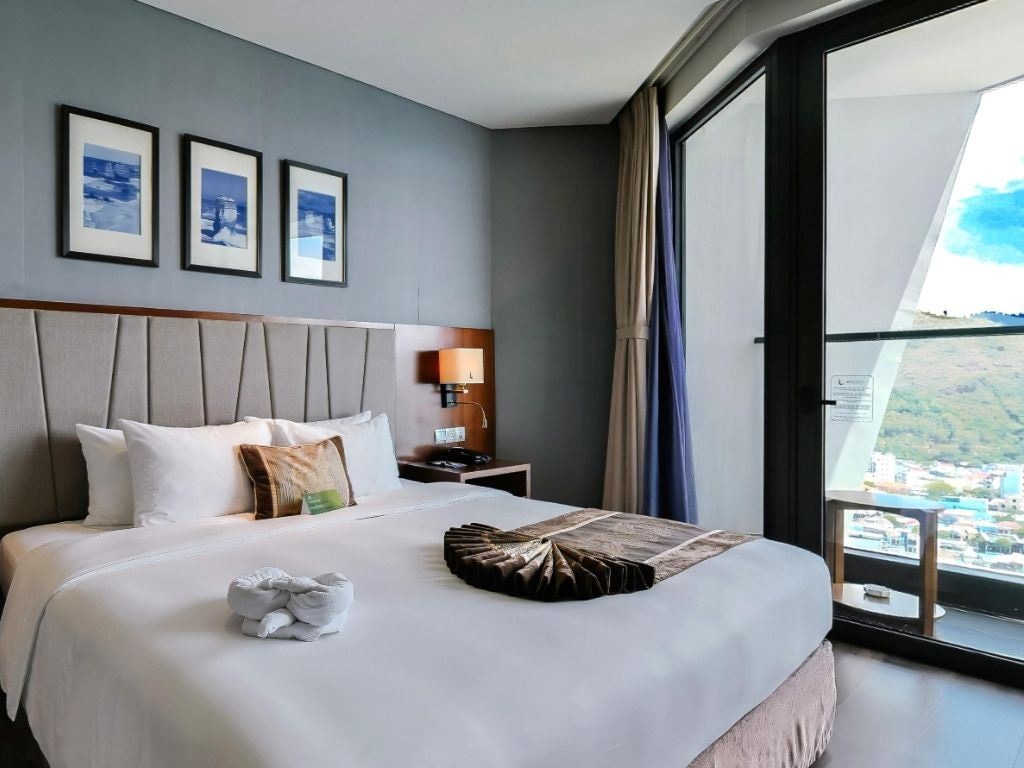 rooms-superior-partial-seaview-with-balcony