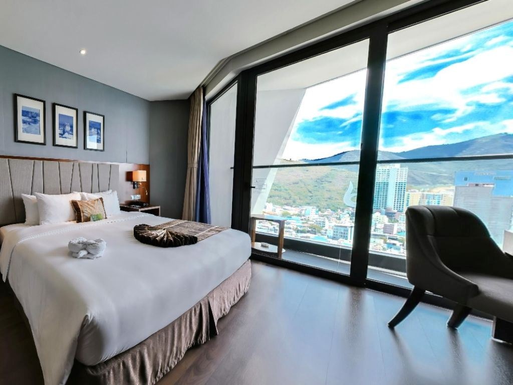 rooms-superior-partial-seaview-with-balcony