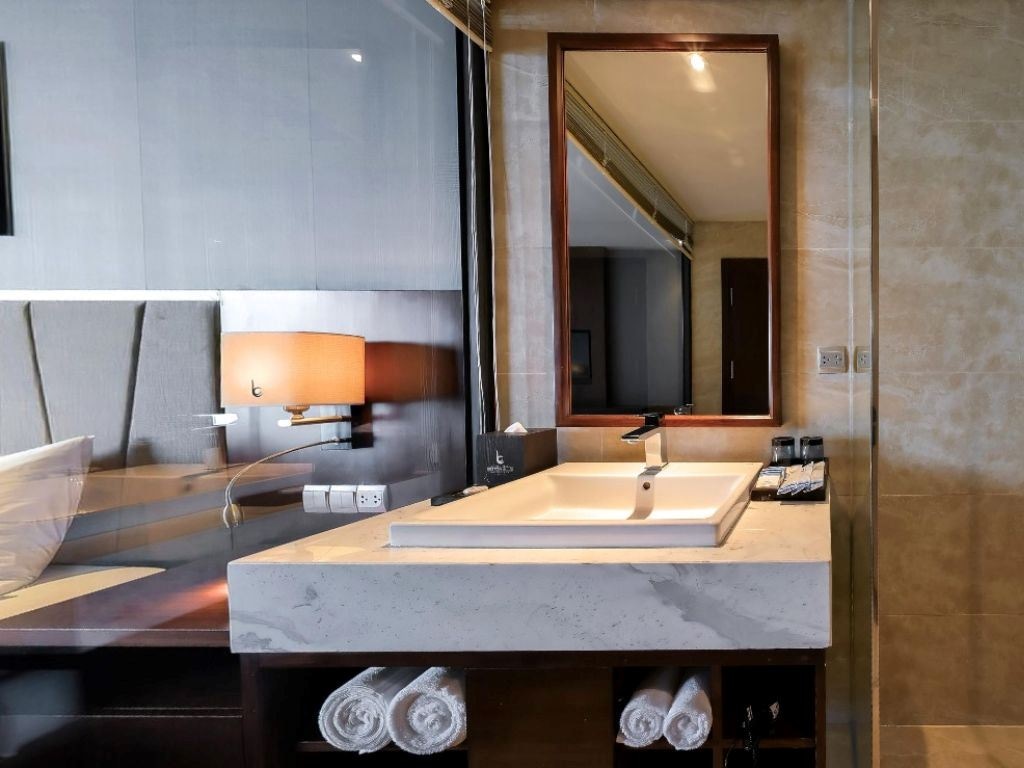 rooms-deluxe-partial-seaview-with-balcony