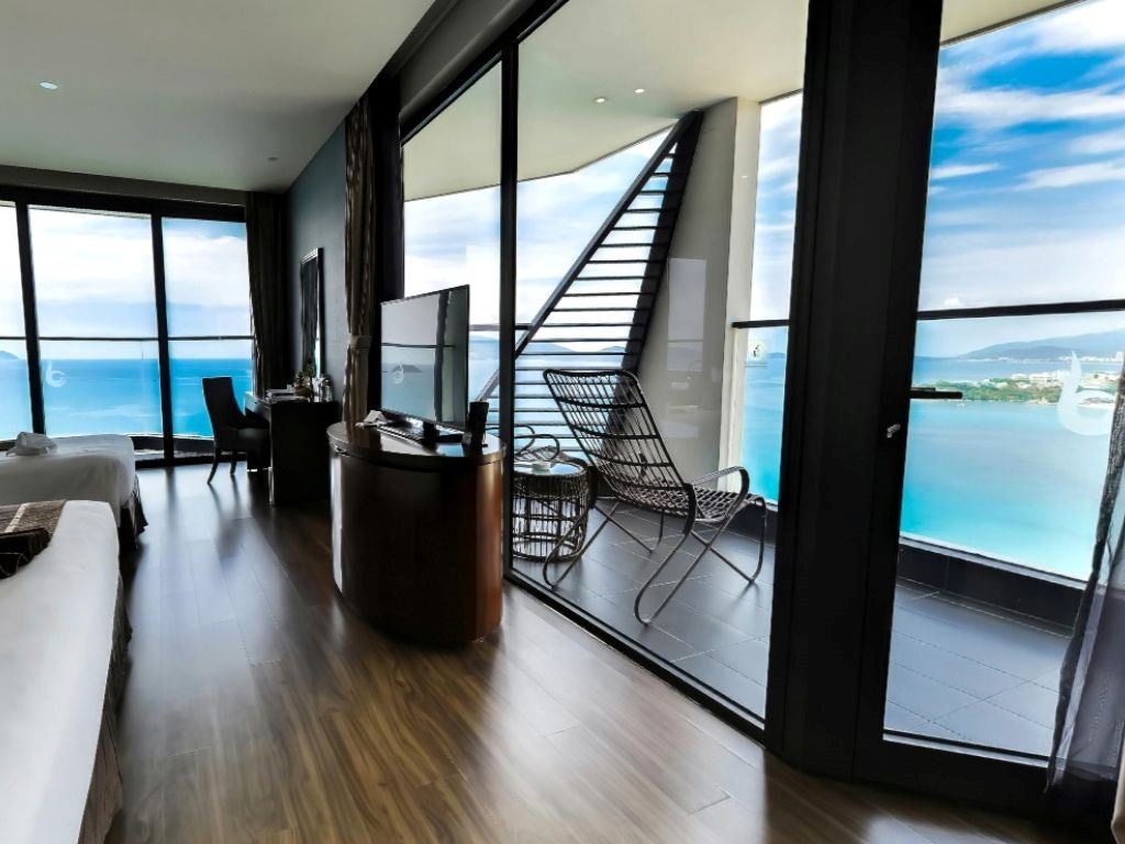 rooms-pacific-triple-with-balcony