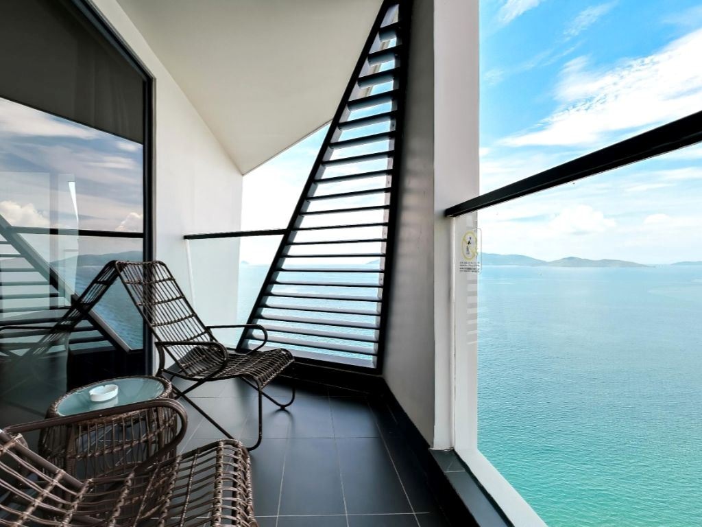 rooms-pacific-triple-with-balcony