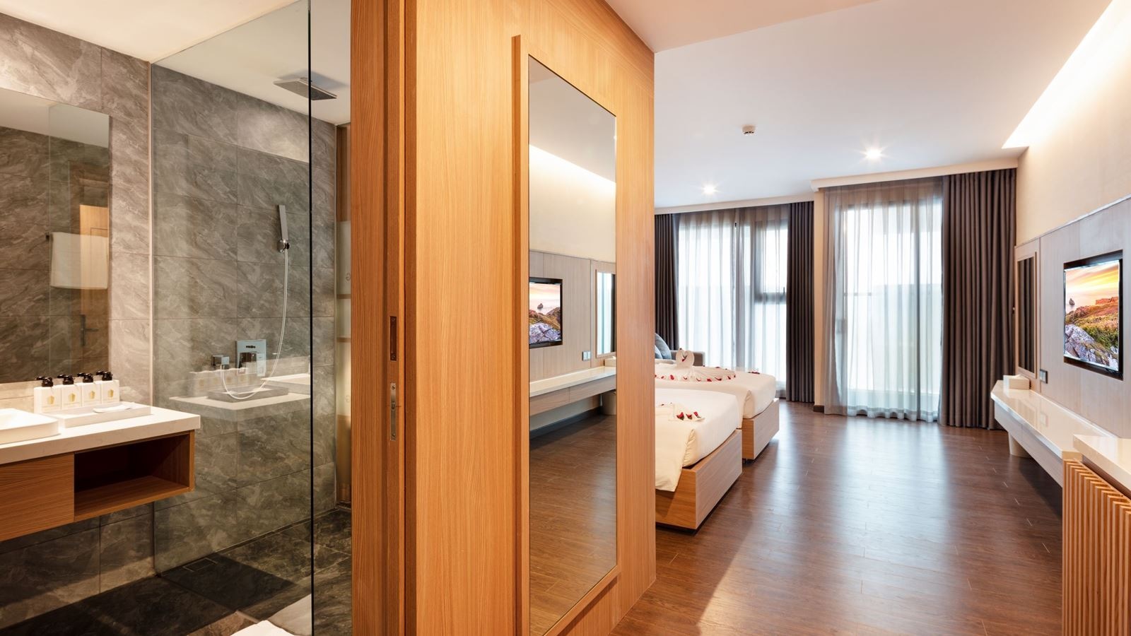 rooms-superior-with-french-balcony