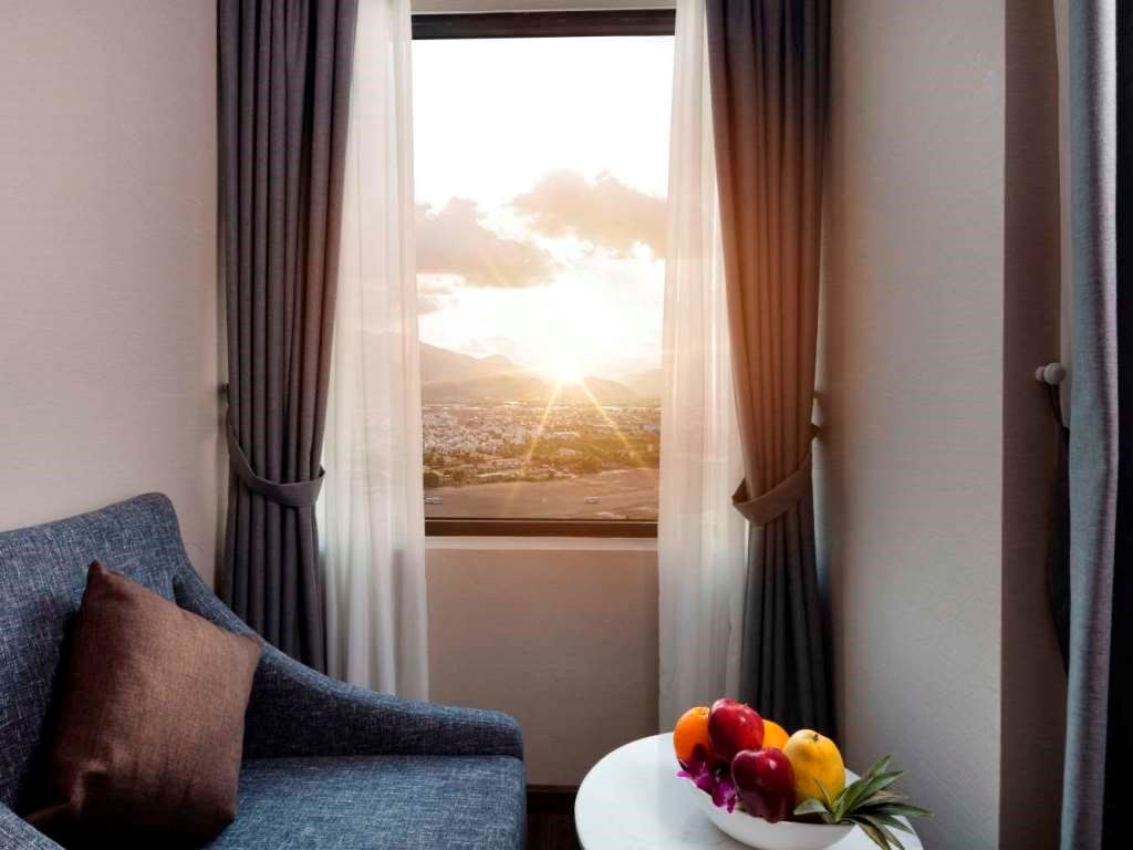 rooms-premier-deluxe-city-view-with-balcony