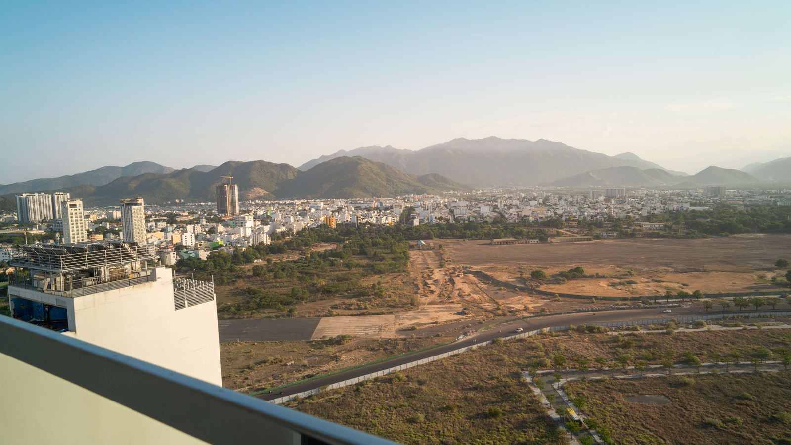 rooms-premier-deluxe-city-view-with-balcony