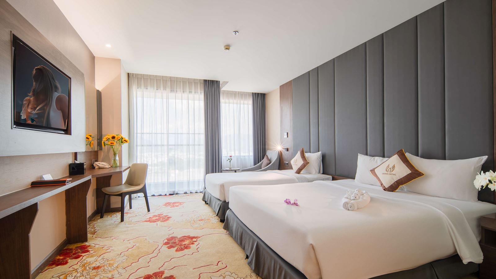 rooms-premier-deluxe-city-view-with-balcony