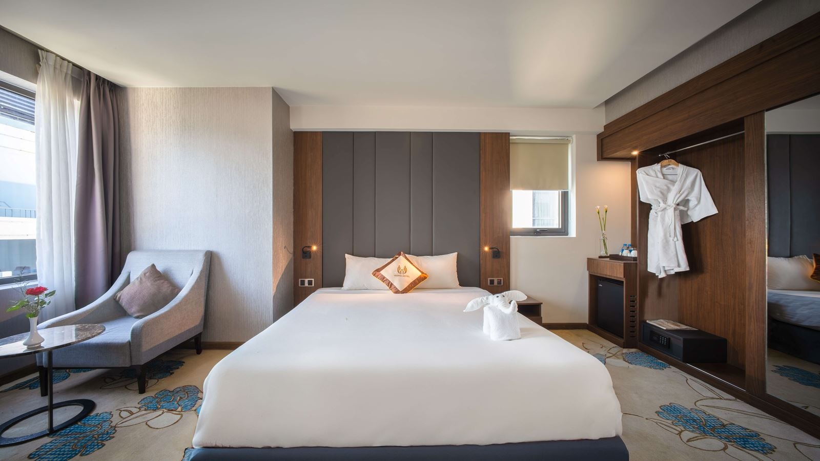 rooms-premier-deluxe-city-view-with-balcony-child-without-extra-bed