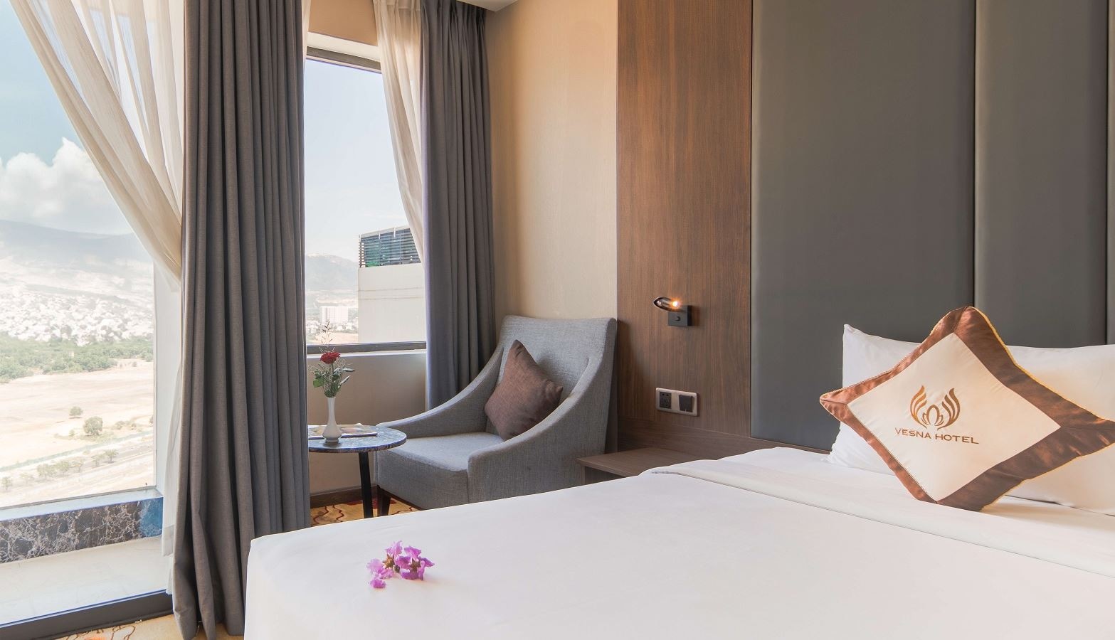 rooms-premier-deluxe-city-view-with-balcony-child-without-extra-bed