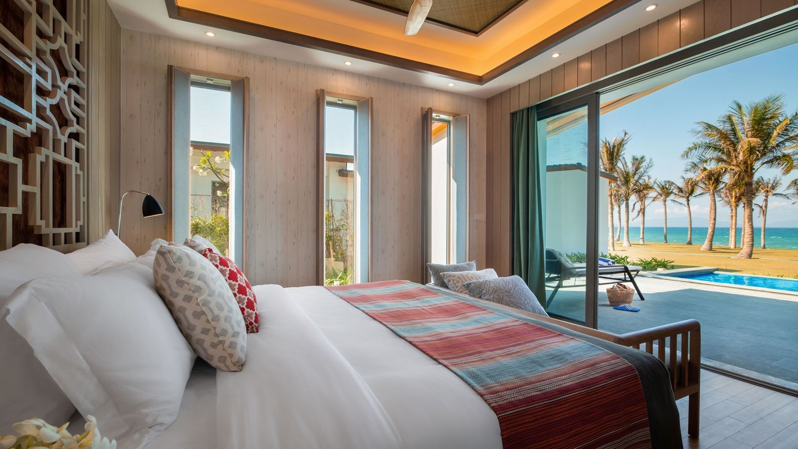 rooms-one-bedroom-pool-villa-beachfront