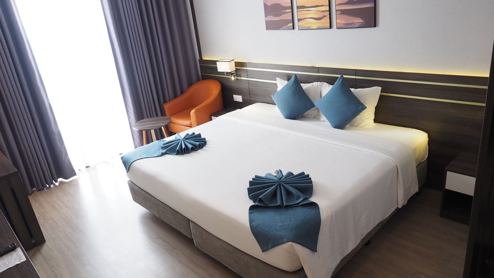 rooms-deluxe-city-with-french-balcony