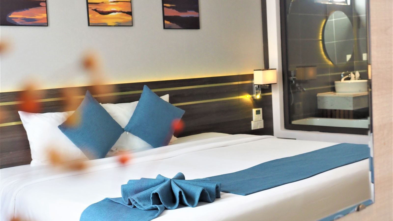 rooms-senior-deluxe-partial-seaview-with-balcony