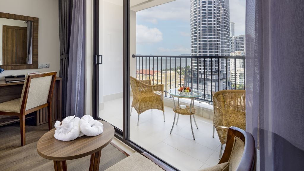 rooms-premier-partial-sea-view-with-balcony