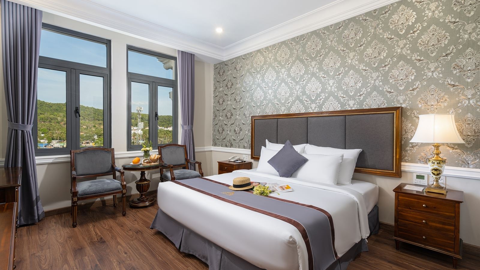 rooms-deluxe-room-city-view