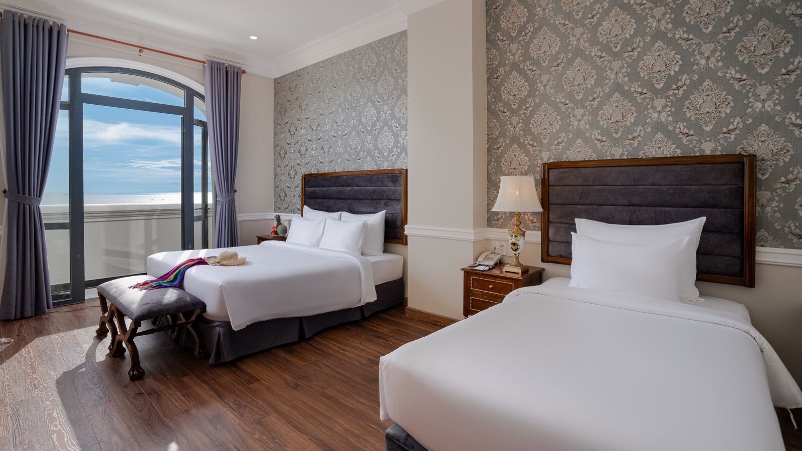 rooms-avs-junior-suite-with-balcony