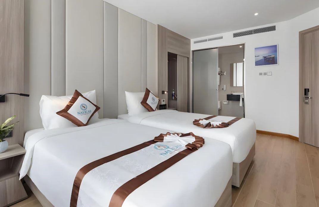 rooms-senior-deluxe-partial-seaview-with-balcony-child-without-extra-bed