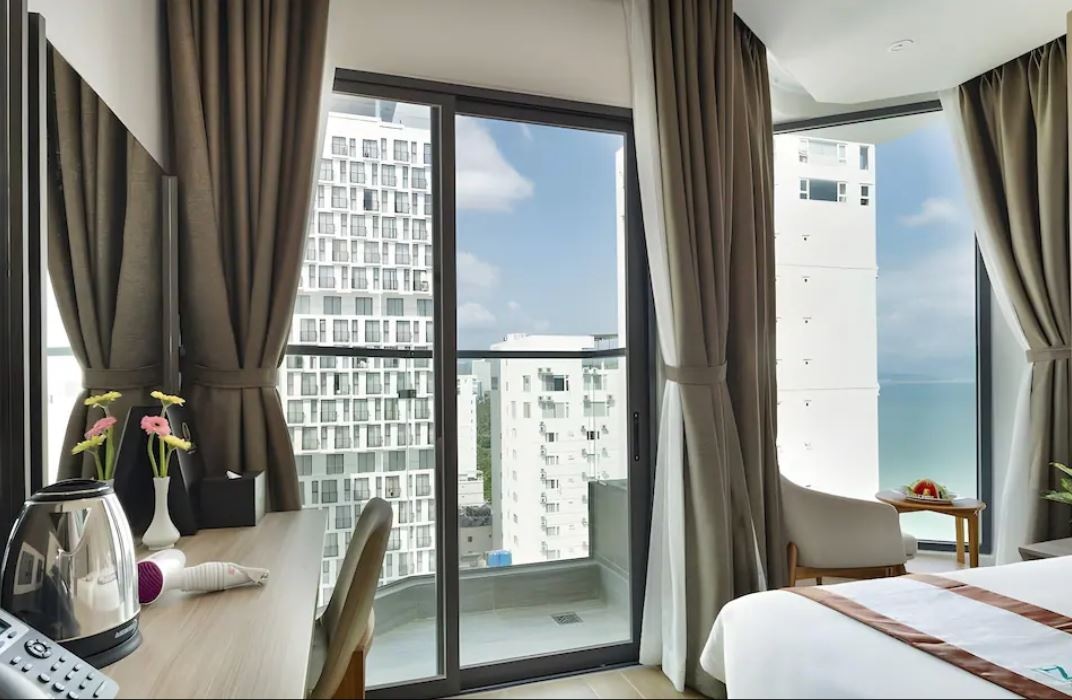 rooms-senior-deluxe-partial-seaview-with-balcony