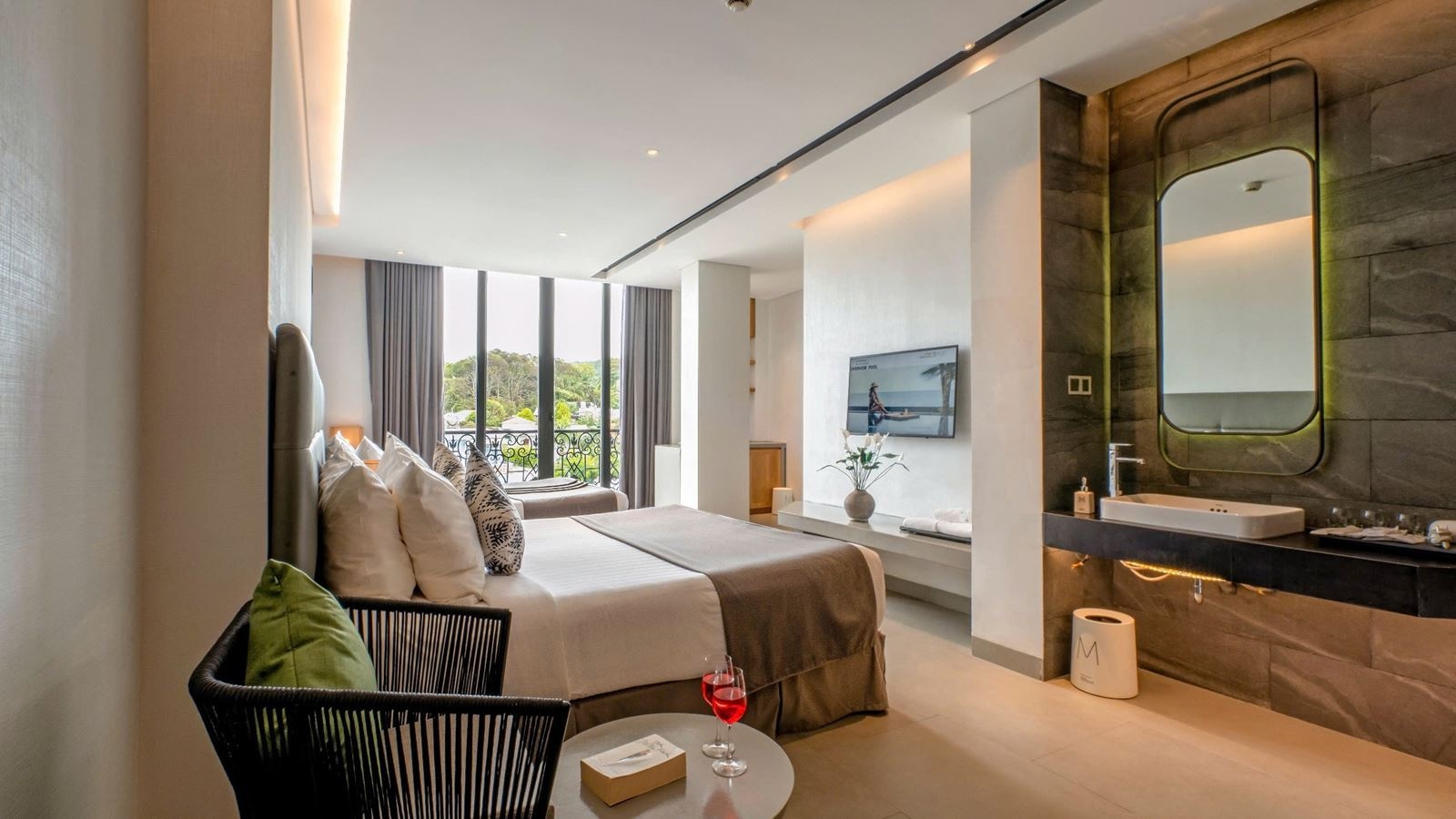 rooms-deluxe-triple-suite-cityview-with-balcony