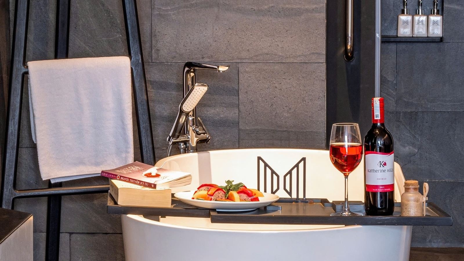 rooms-deluxe-triple-suite-cityview-with-balcony