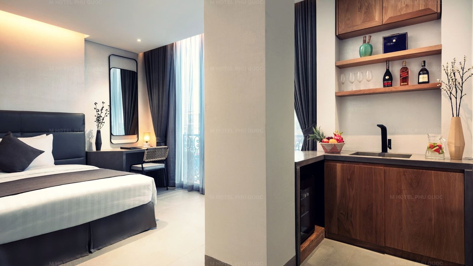 rooms-deluxe-triple-suite-cityview-with-balcony