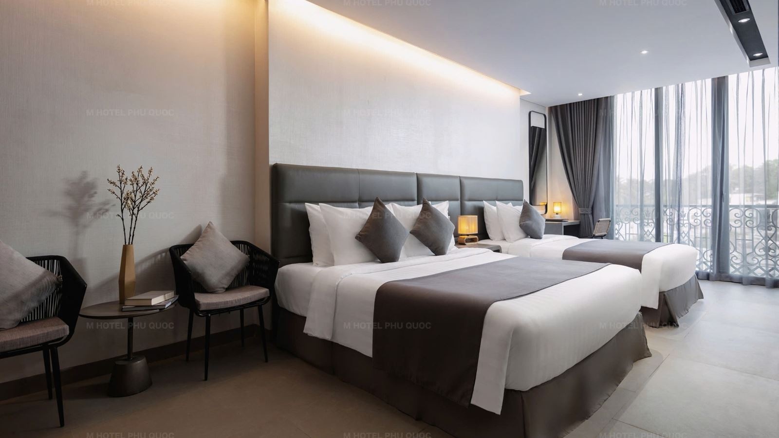 rooms-deluxe-triple-suite-cityview-with-balcony