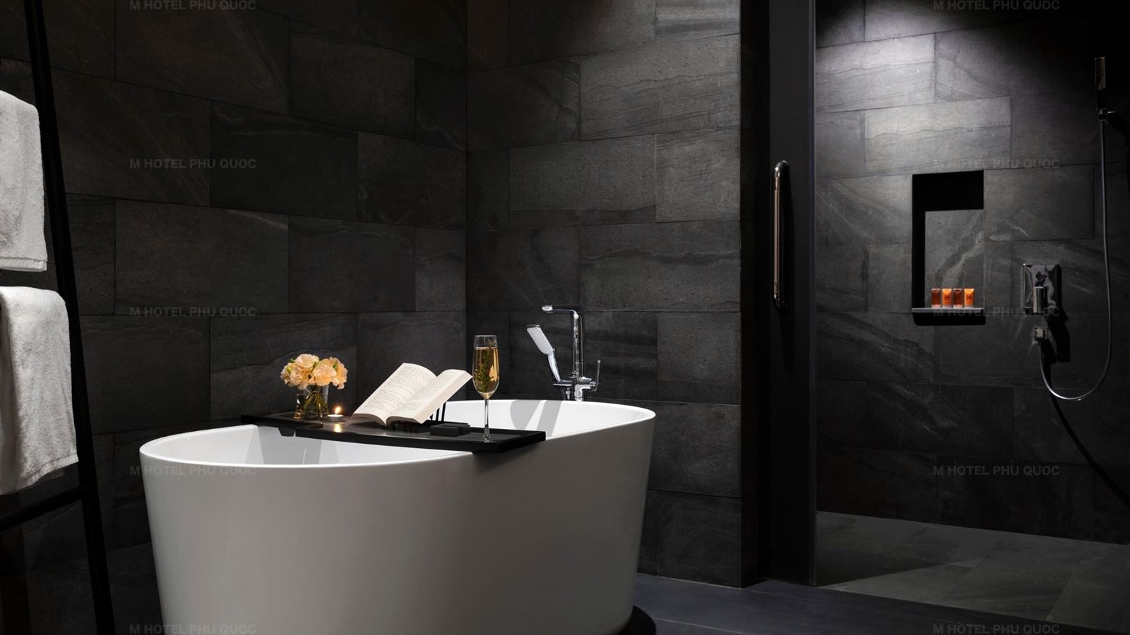 rooms-deluxe-triple-suite-cityview-with-balcony