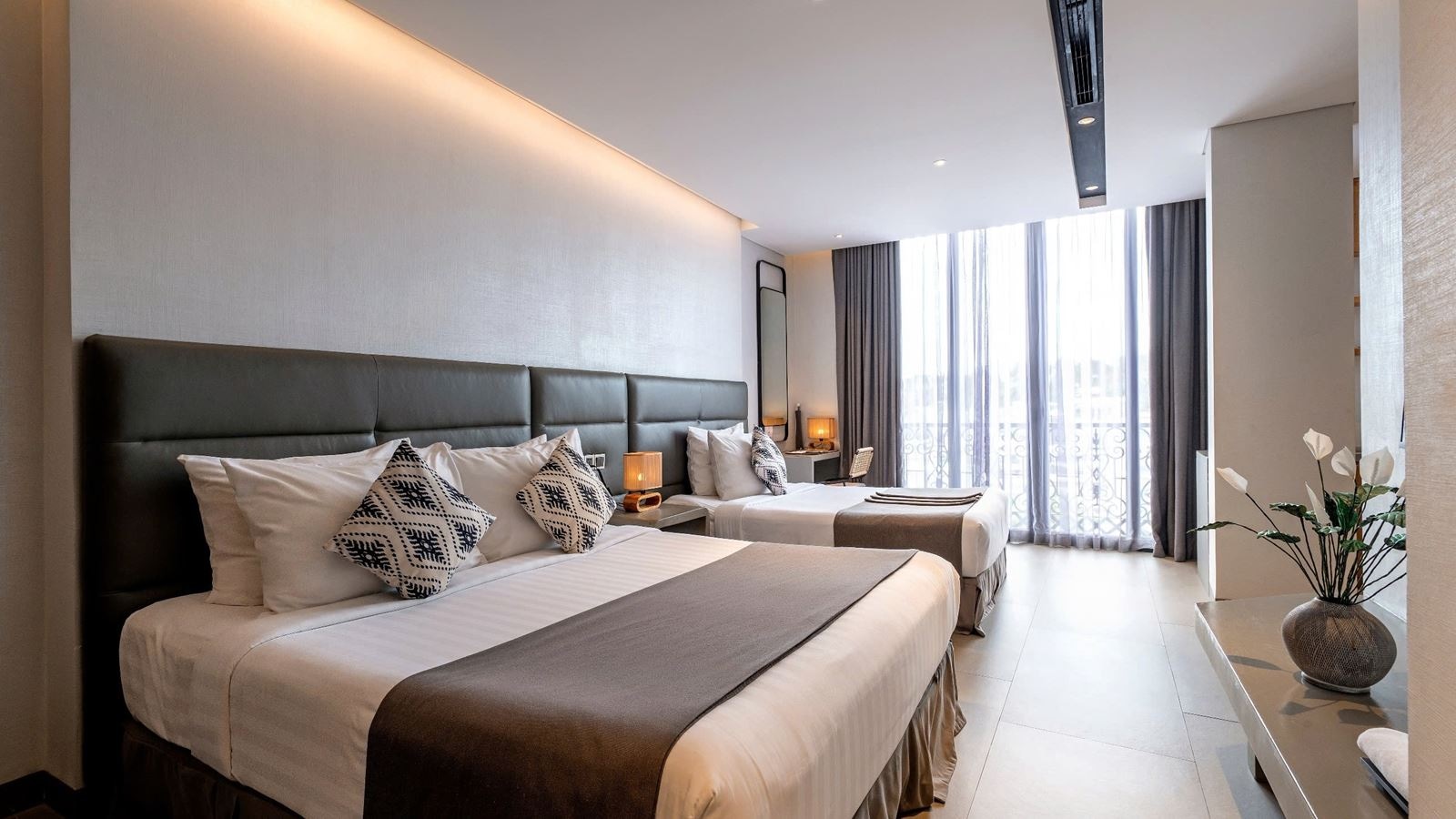 rooms-deluxe-triple-suite-cityview-with-balcony