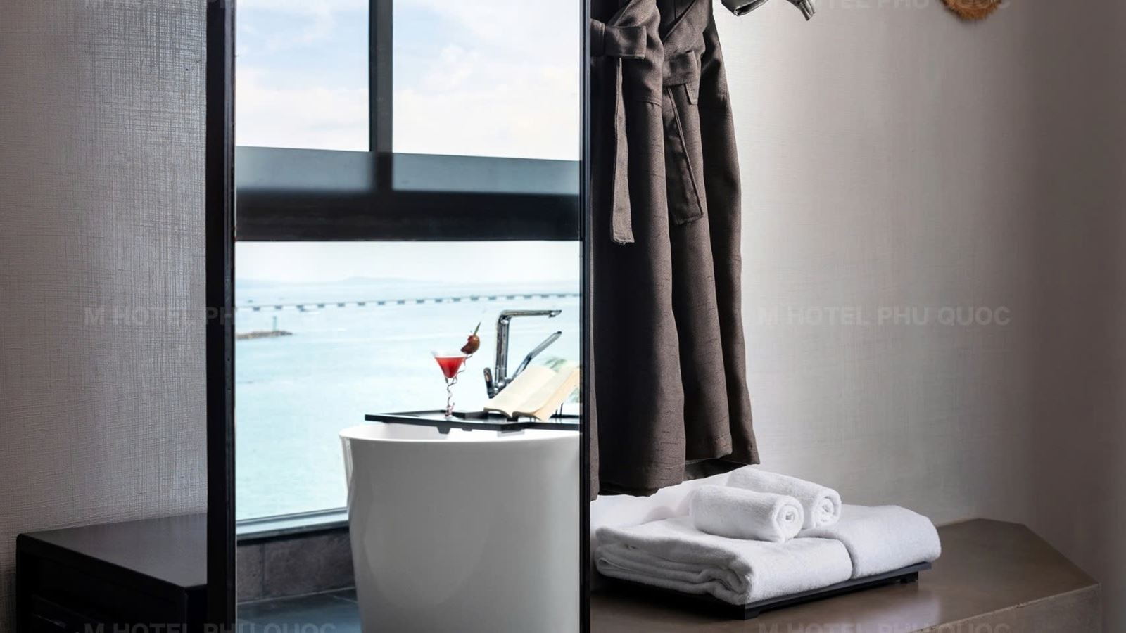 rooms-deluxe-double-suite-with-balcony