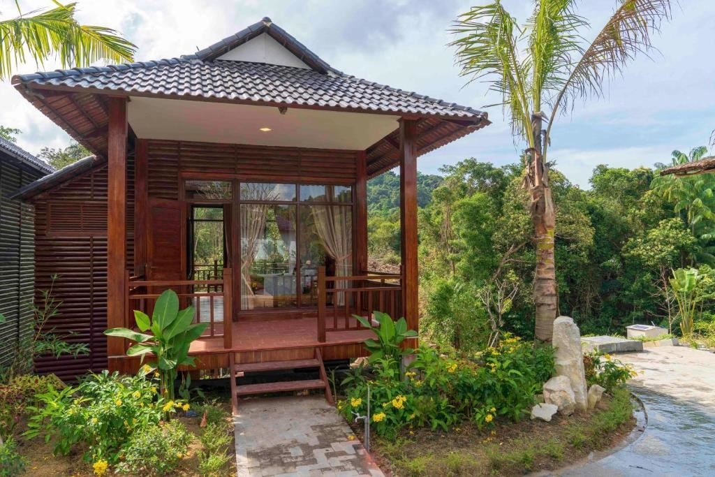 rooms-bungalow-pool-view