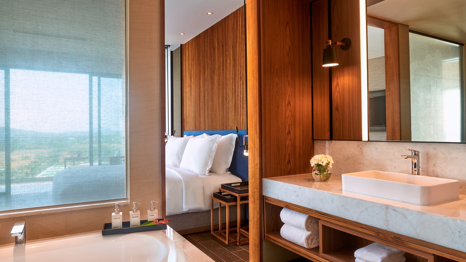 rooms-sea-view-suite-with-balcony