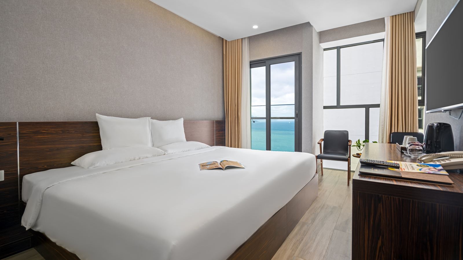 rooms-executive-with-balcony