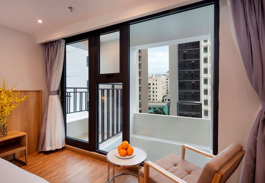 rooms-deluxe-city-view-with-french-balcony
