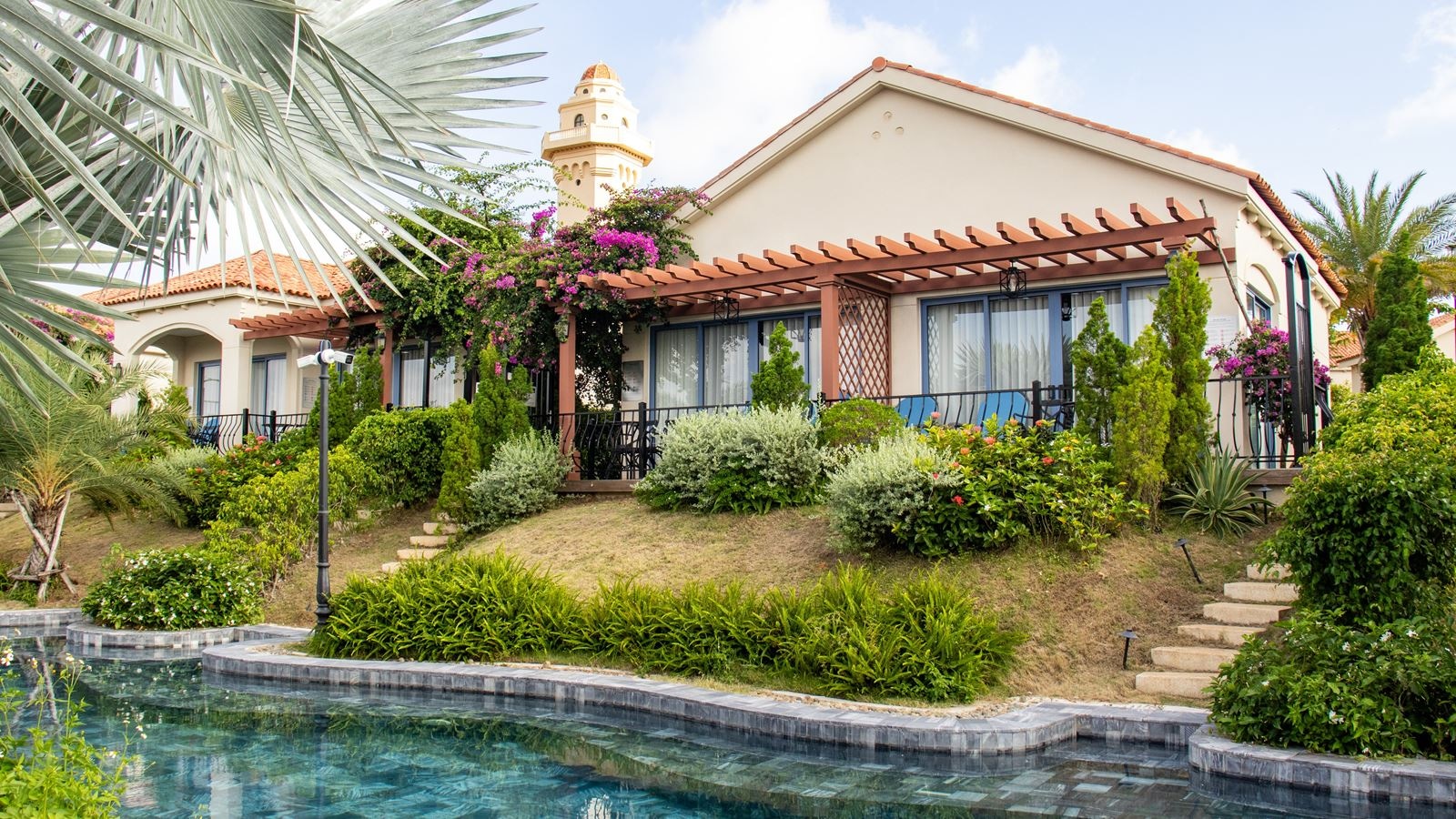 rooms-premier-pool-access-no-extra-bed