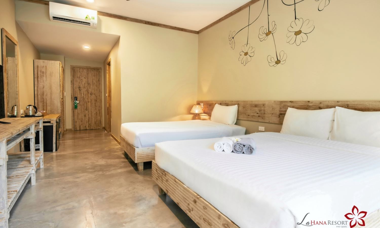 rooms-deluxe-triple-with-gardenview