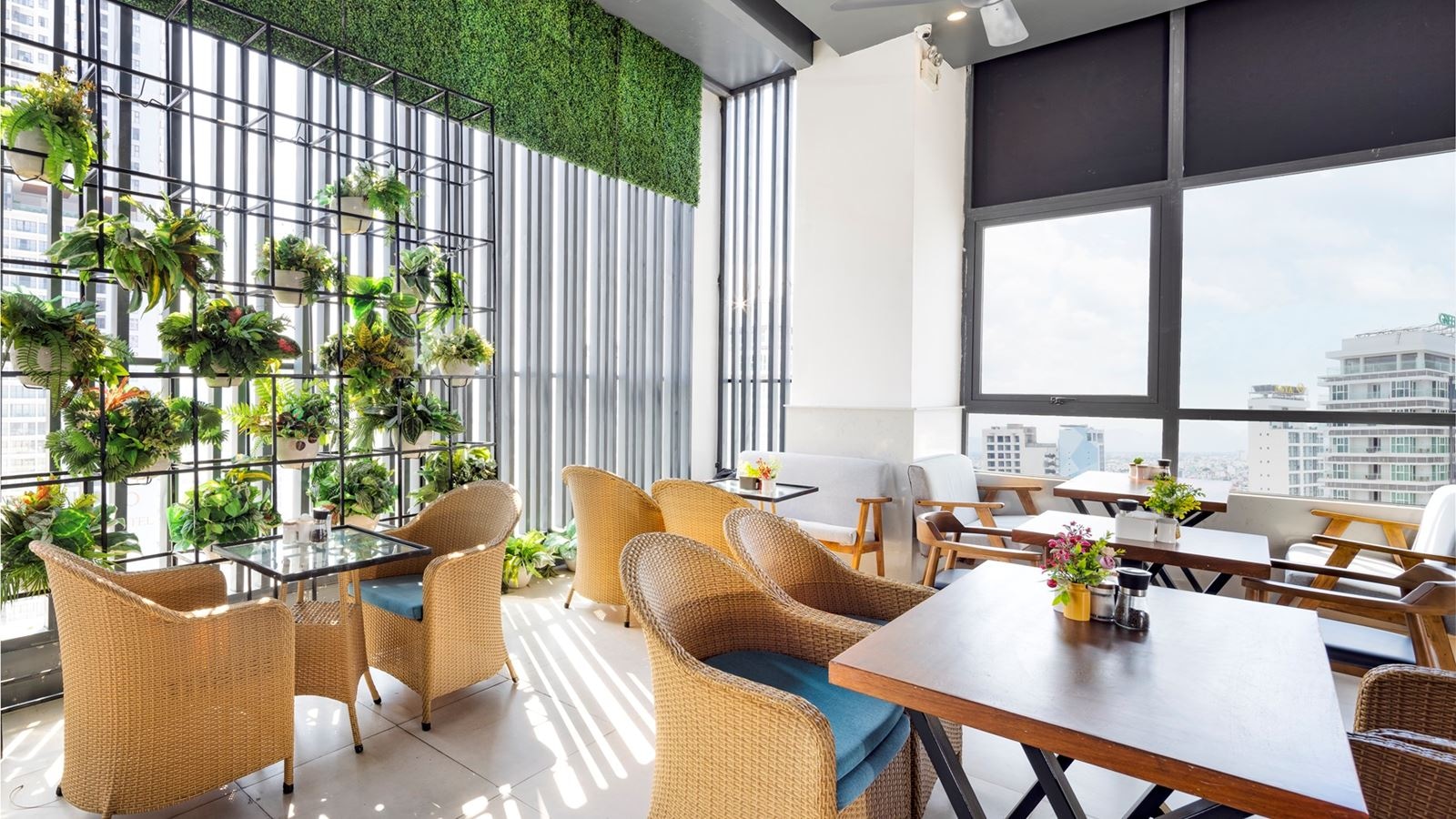 restaurants-papaya-20th-floor