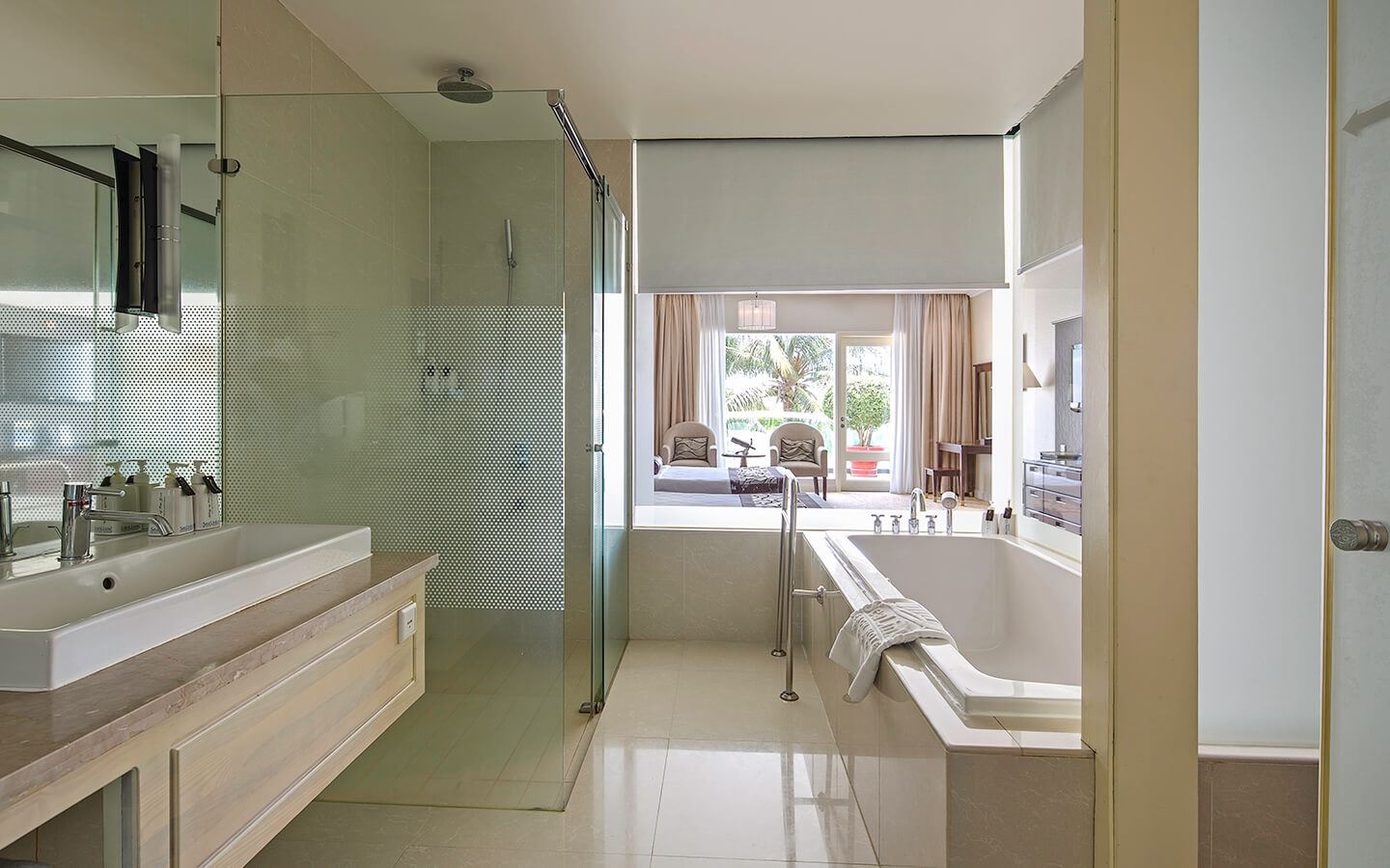 rooms-deluxe-pool-view-with-balcony