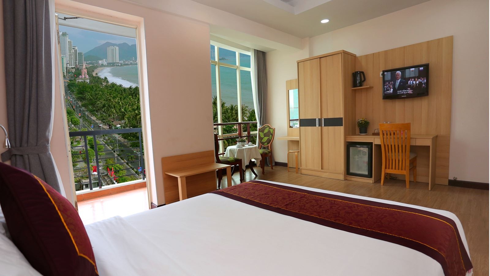 rooms-deluxe-seaview-with-balcony-child-without-extra-bed