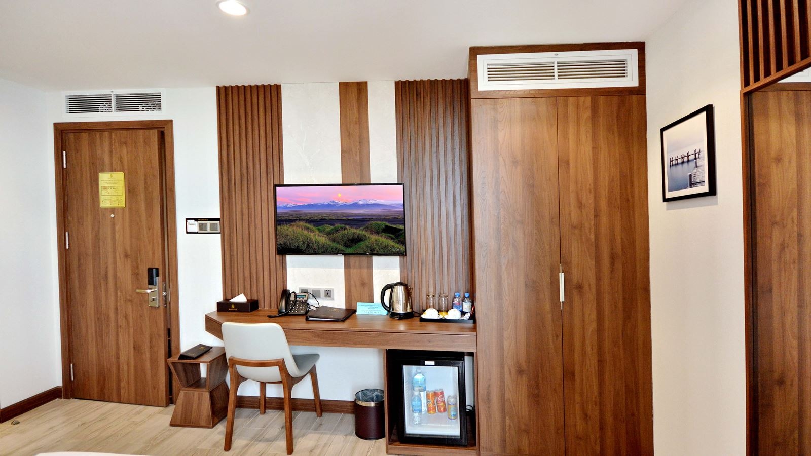 rooms-deluxe-partial-seaview