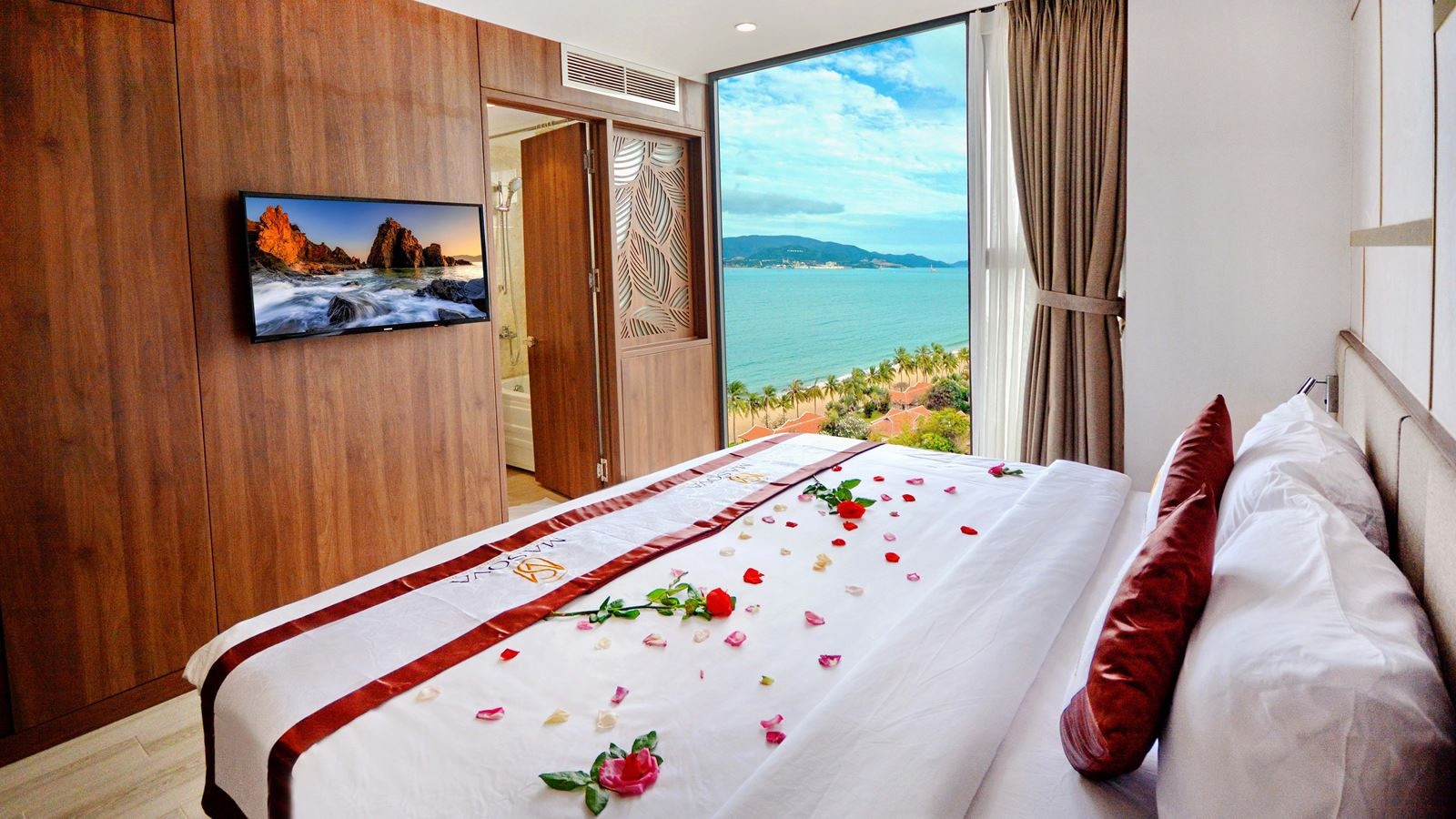 rooms-deluxe-partial-seaview