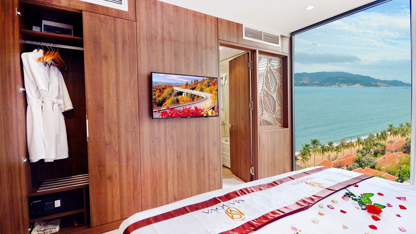 rooms-deluxe-partial-seaview
