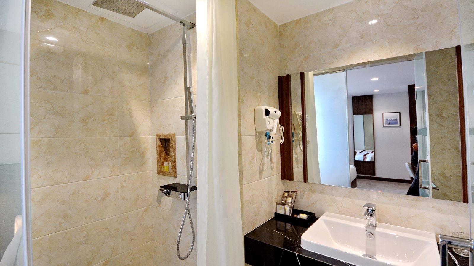 rooms-deluxe-partial-seaview