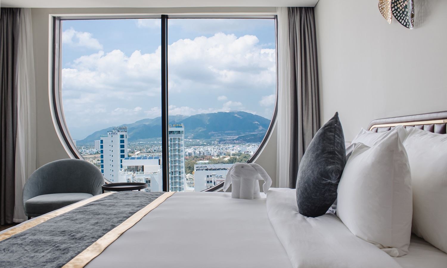 rooms-senior-deluxe-double-city-view