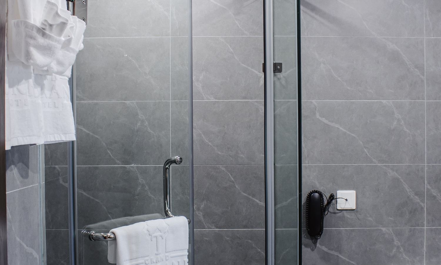 rooms-senior-deluxe-twin-partial-sea-view