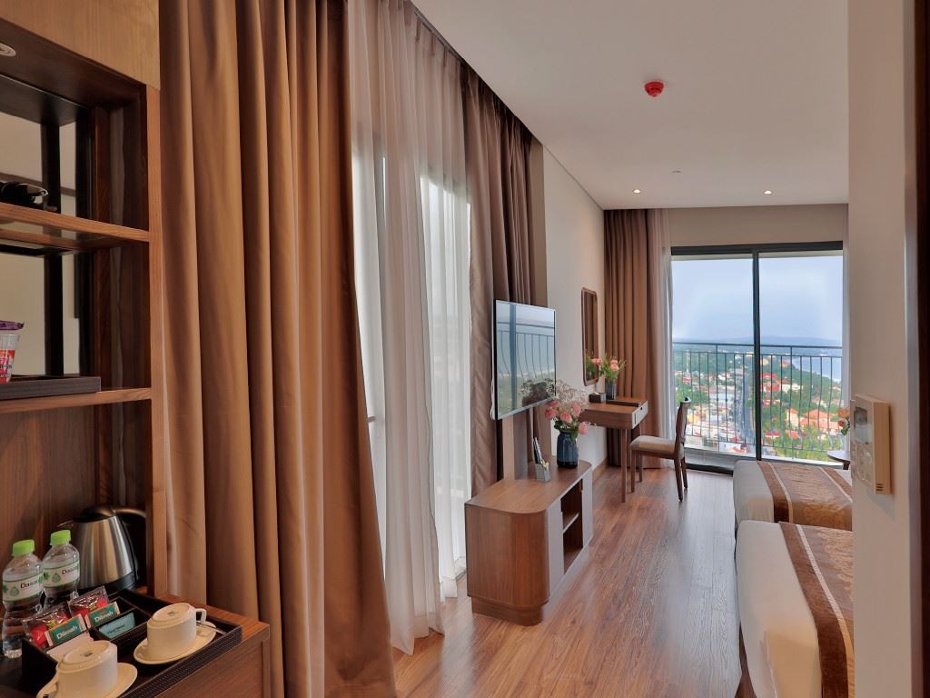 rooms-premier-deluxe-seaview-with-balcony