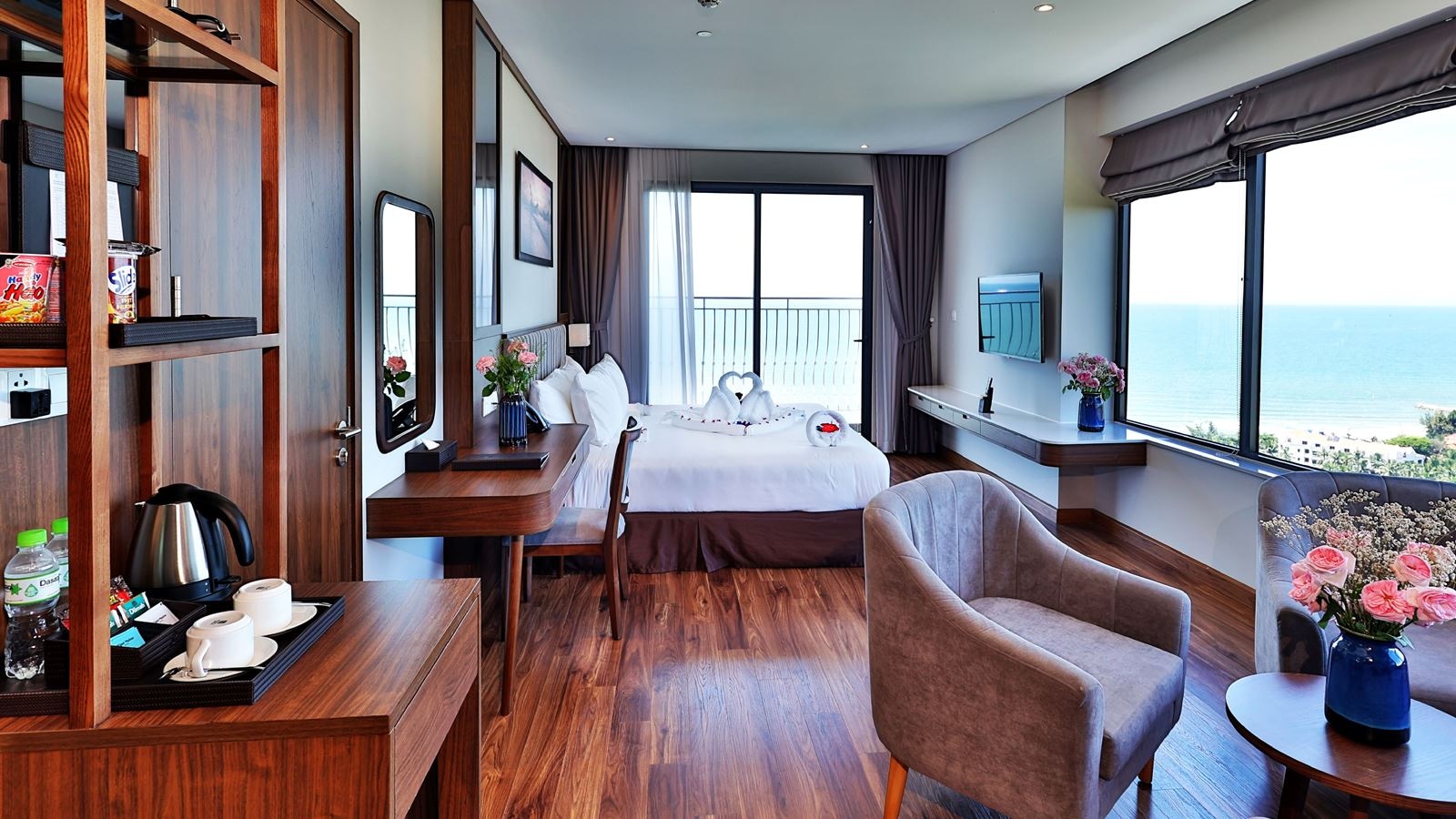 rooms-junior-suite-seaview-with-balcony