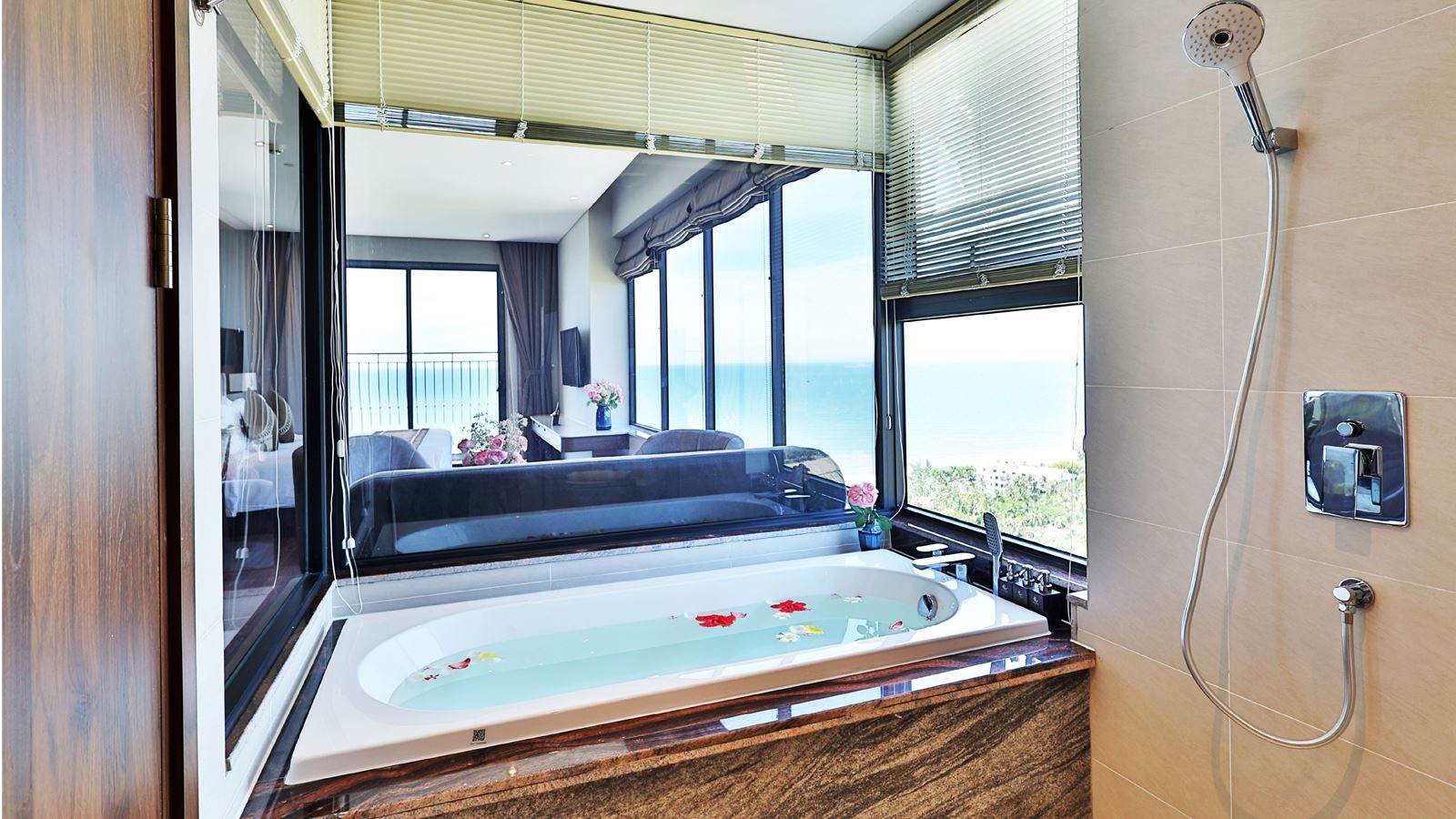 rooms-junior-suite-seaview-with-balcony