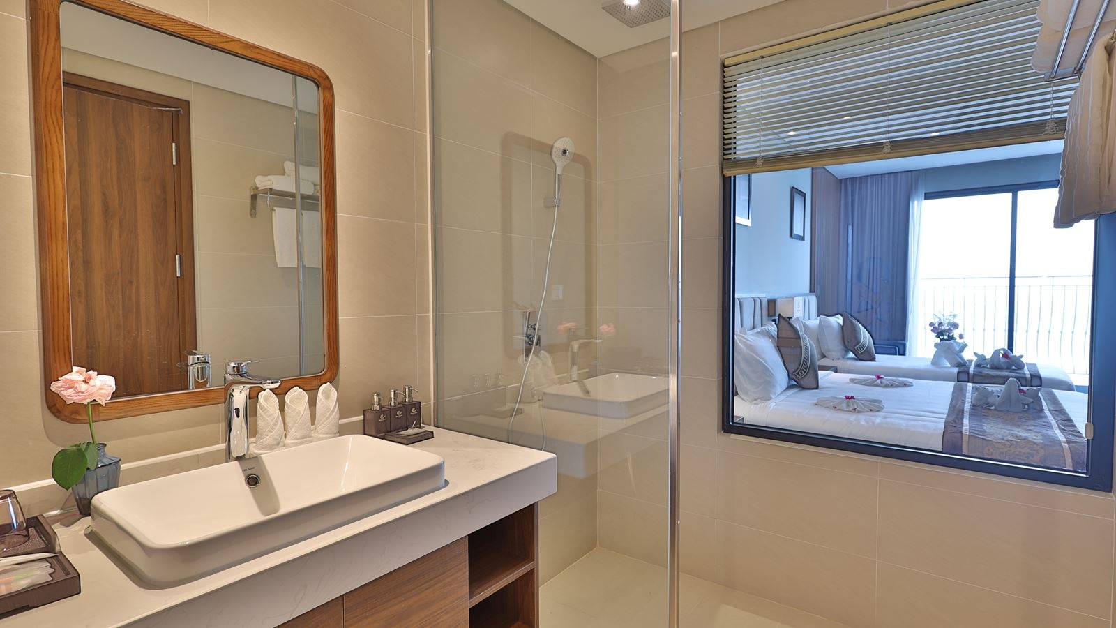 rooms-deluxe-family-seaview-connecting-with-balcony