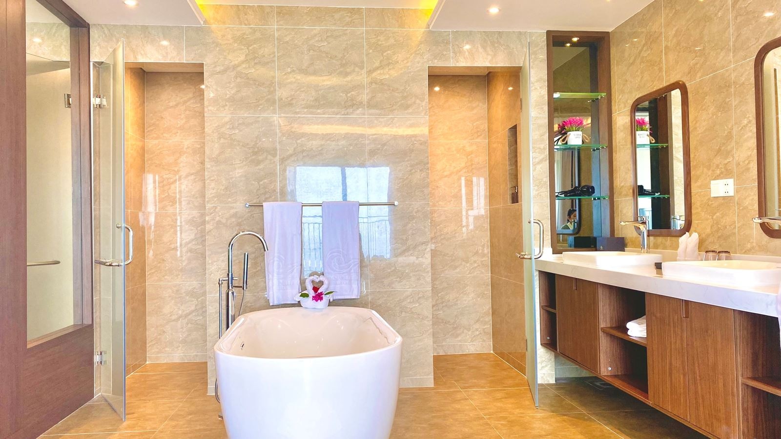 rooms-suite-seaview-with-balcony